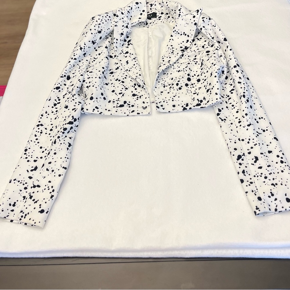 AKIRA Black and White Speckled Crop Top